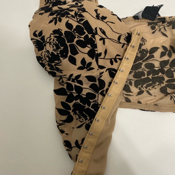 Windsor Beige corset  crop tank with Black velvet Floral print in size small new - Picture 7 of 9